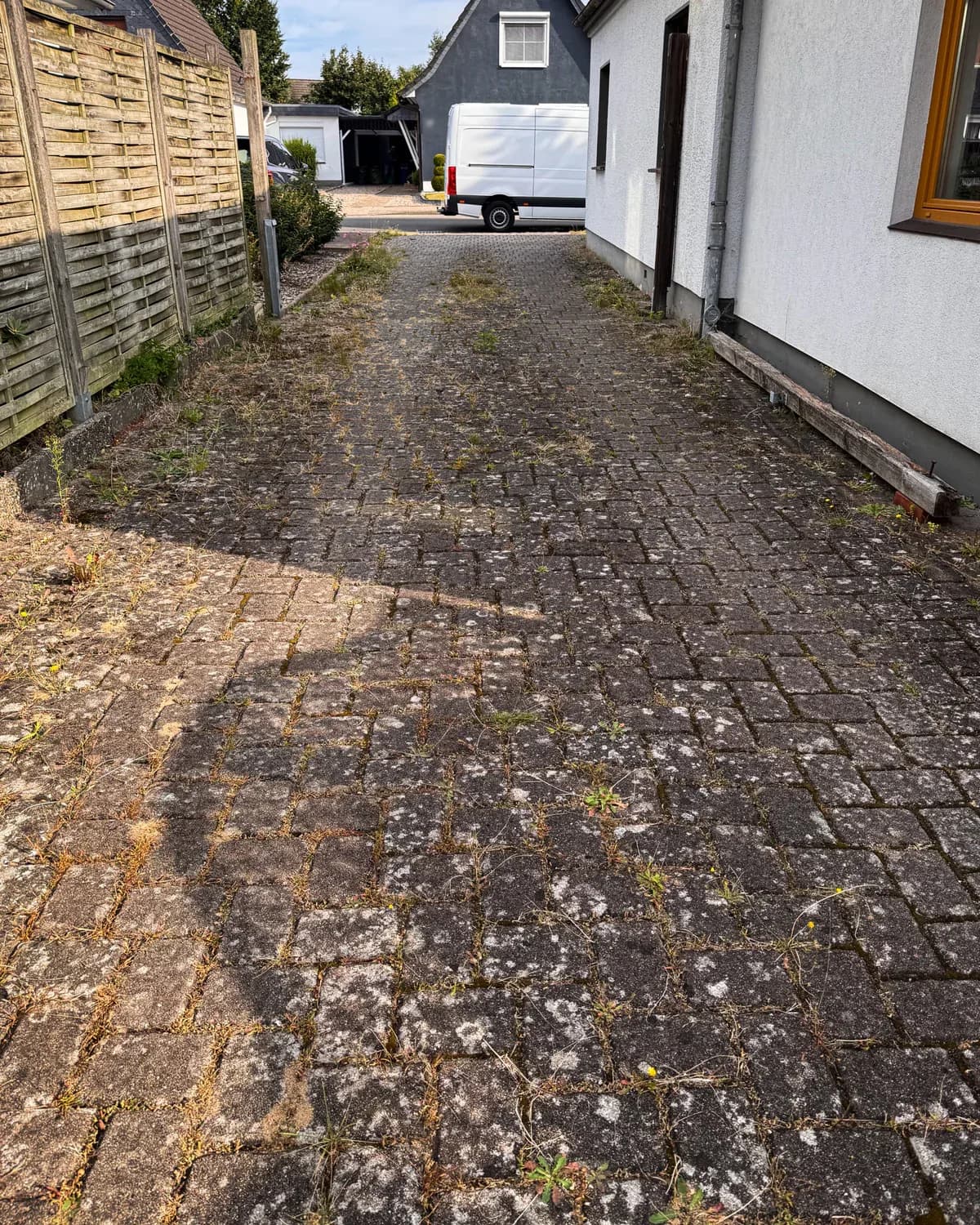 Zuwegung / Hoffläche in Neumünster vor der Aufbereitung