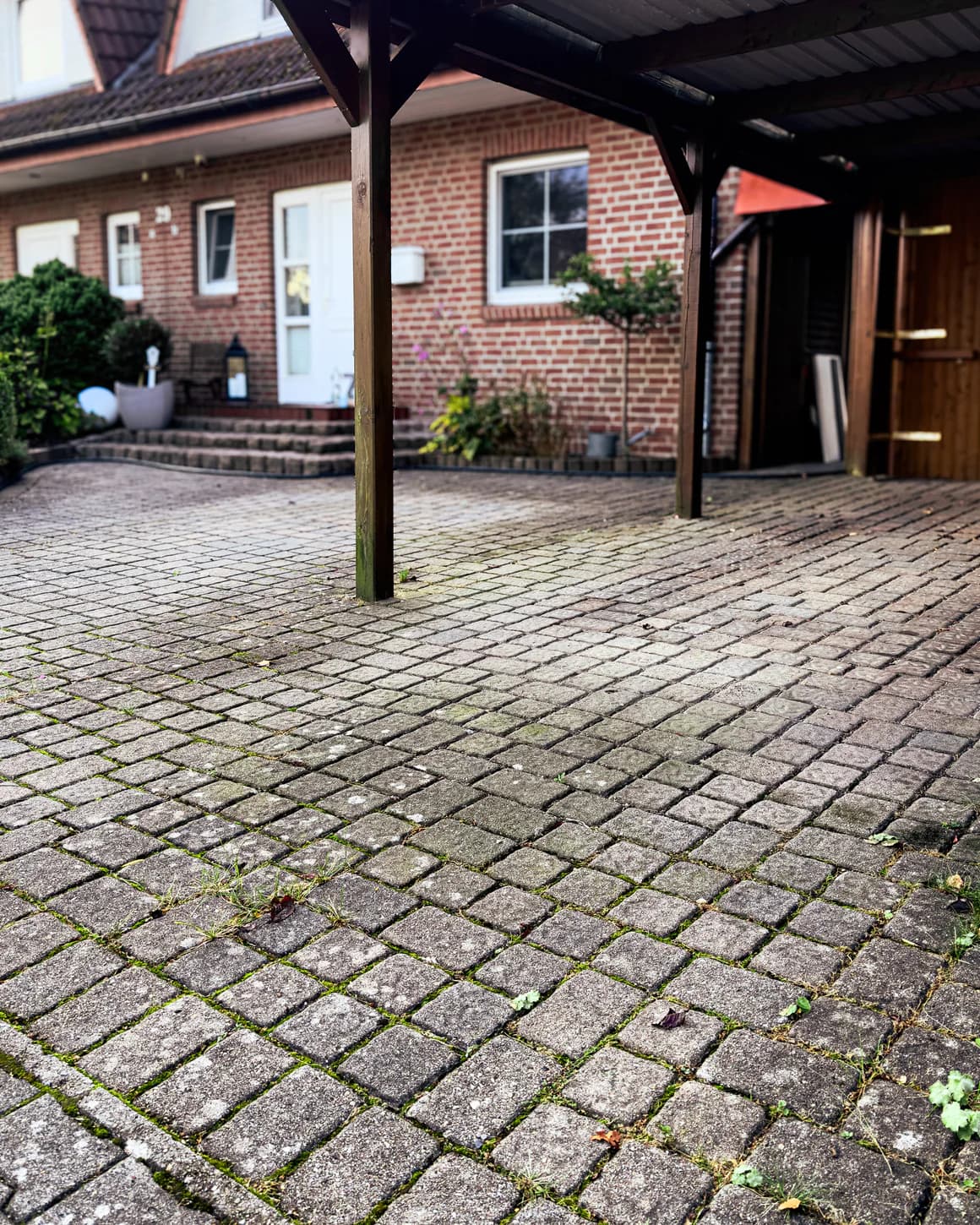 Carport / Hoffläche in Ammersbek vor der Aufbereitung