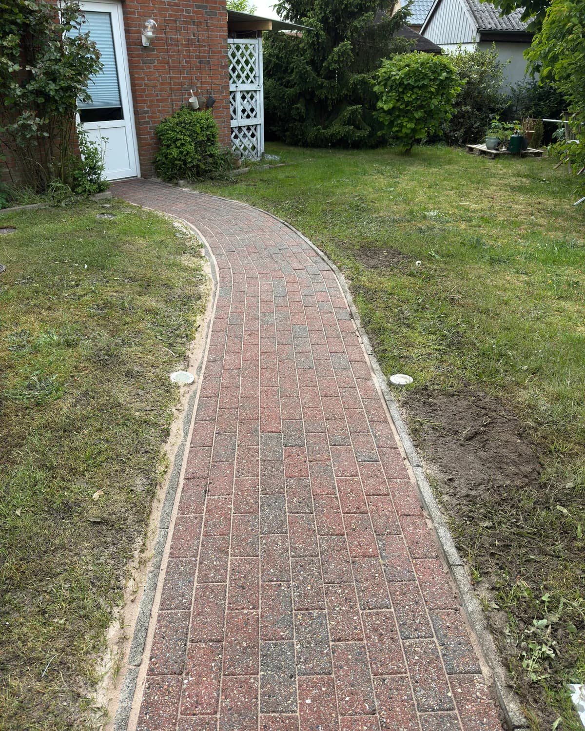 Gartenwege in Ladelund nach der Aufbereitung