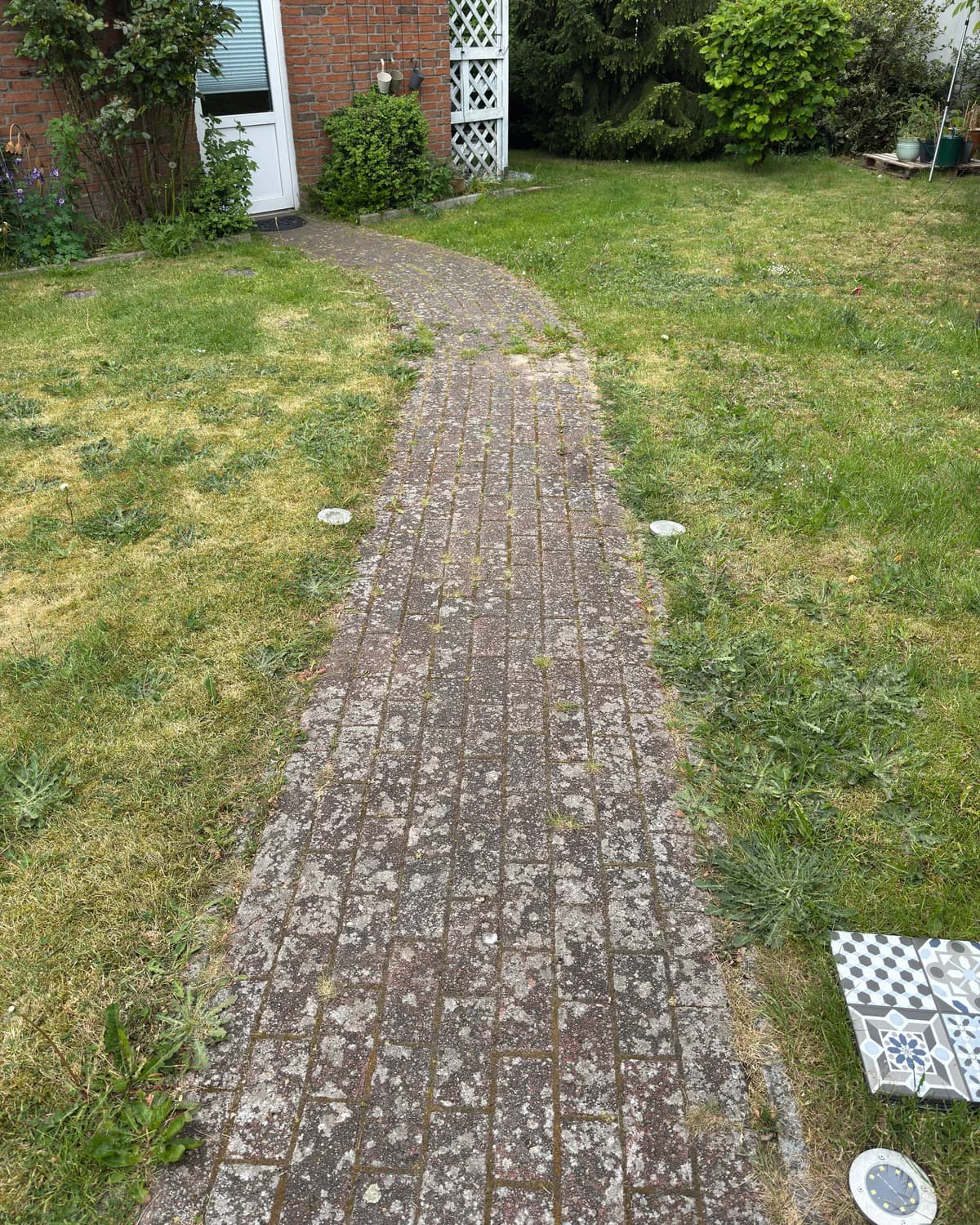 Gartenwege in Ladelund vor der Aufbereitung